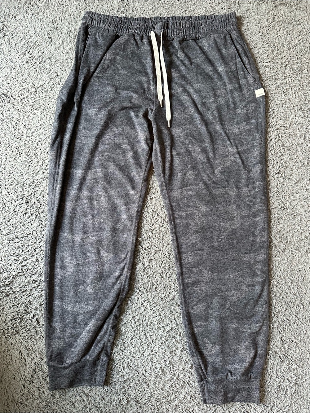 Vuori Women’s Performance Joggers heathered charcoal camouflage, size Large